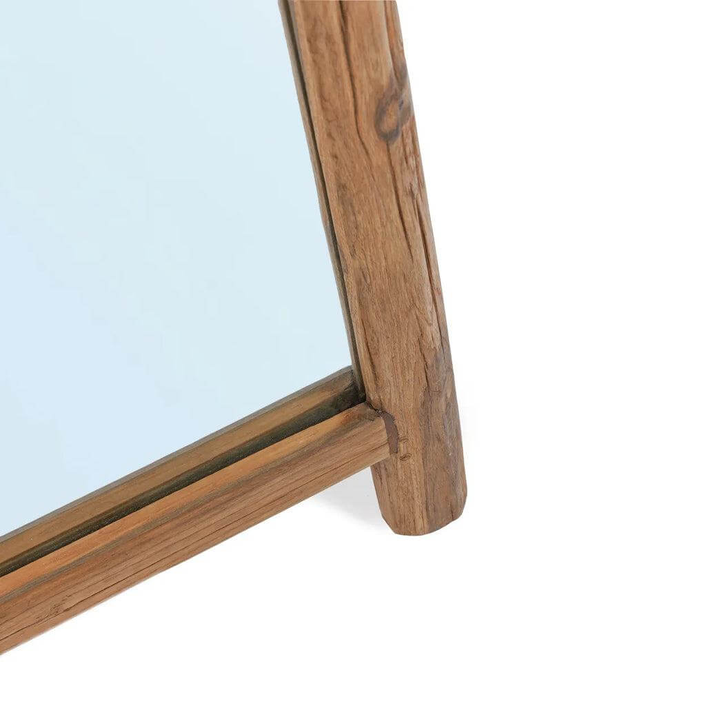 Detail van de De Fabulook Dressing Spiegel met natuurlijke houten omlijsting, elegant en functioneel voor je interieur.
