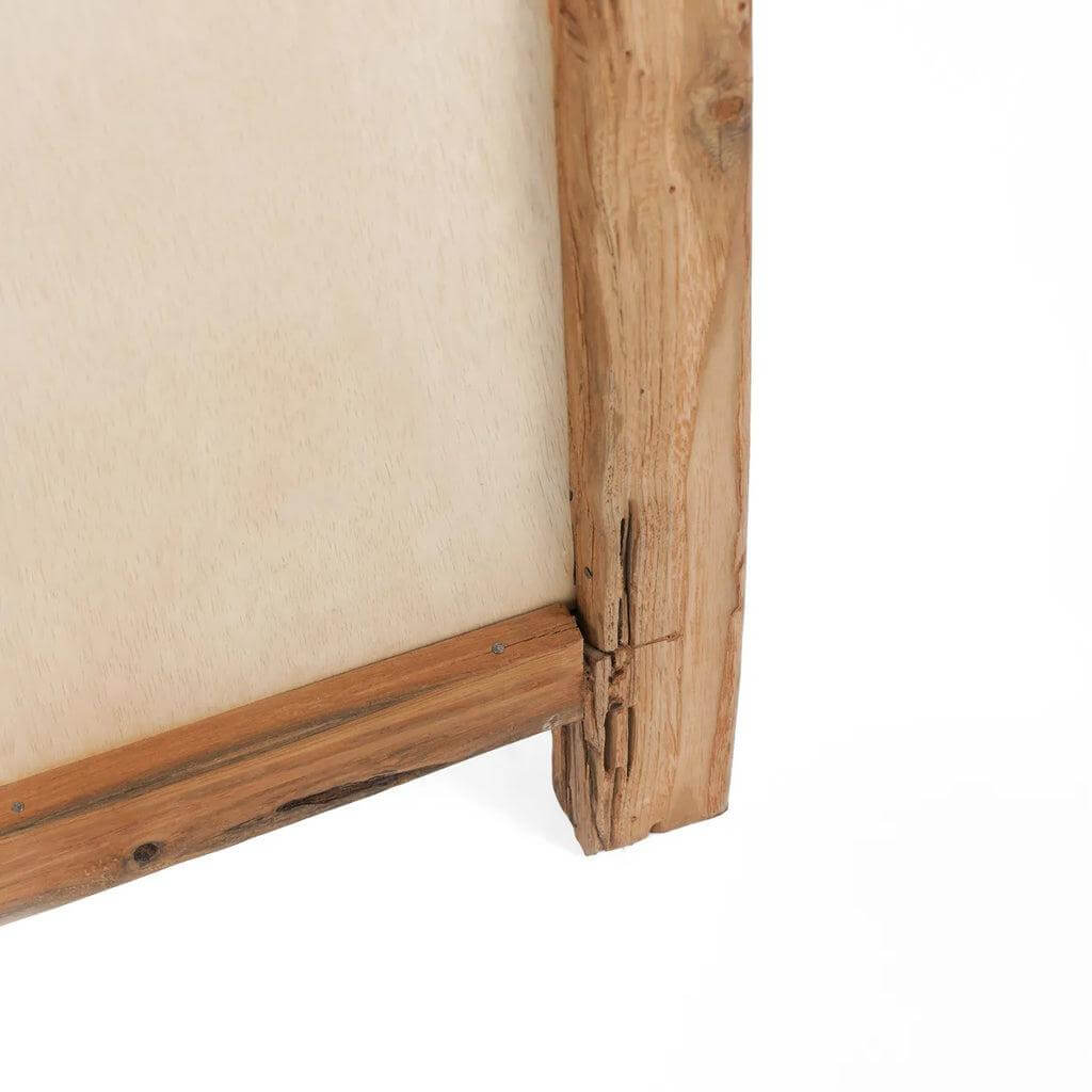 Close-up van hoek De Fabulook Dressing Spiegel met natuurlijke houtafwerking, perfect voor kleedkamer of slaapkamer.