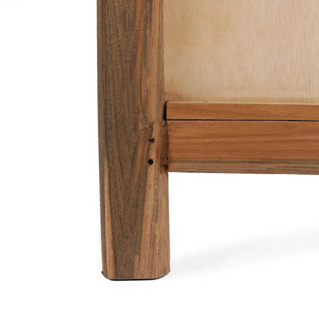 Hoek van de De Fabulook Dressing Spiegel met natuurlijke houtafwerking, elegantie en functionaliteit voor elke kamer.