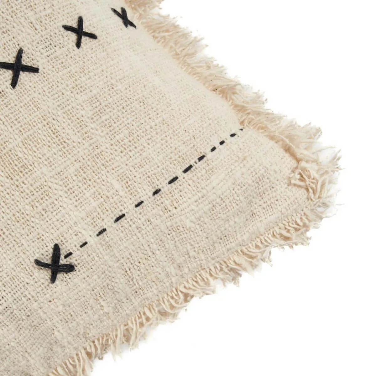 De French Kiss kussenhoes in natuurlijk zwart met speels Parijse design, gemaakt van katoen, perfect voor een vleugje charme in huis.