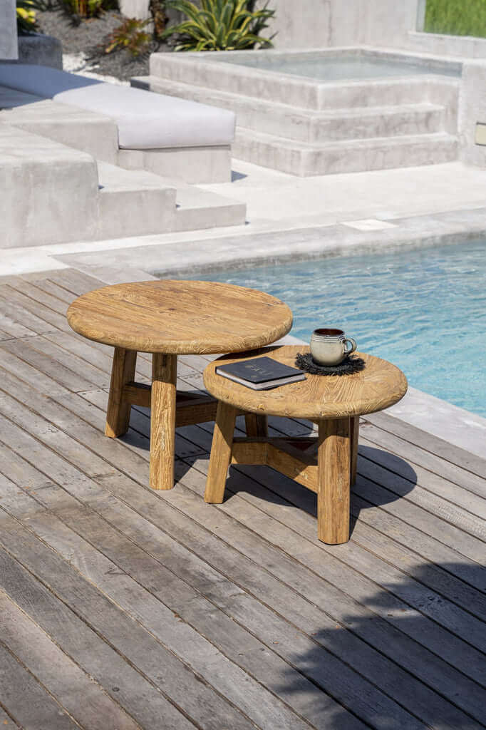 Fusuma salontafels van gerecycleerd teakhout bij zwembad, ruimtebesparend design in rustieke stijl.