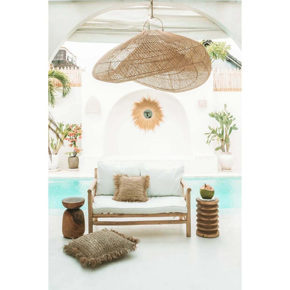 Stijlvolle buitenlounge met natuurlijke houten meubels en decoraties, perfect voor ontspannen zomeravonden.