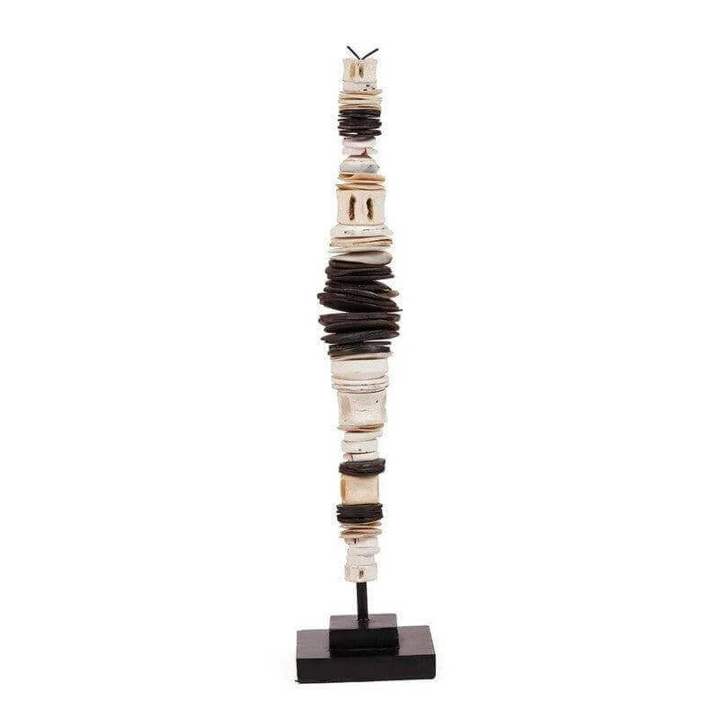 Zwart-witte tribale schelpenstandaard 'De Geldschelp' op een sokkel. Kuststijl decoratie van Bazar Bizar Living.