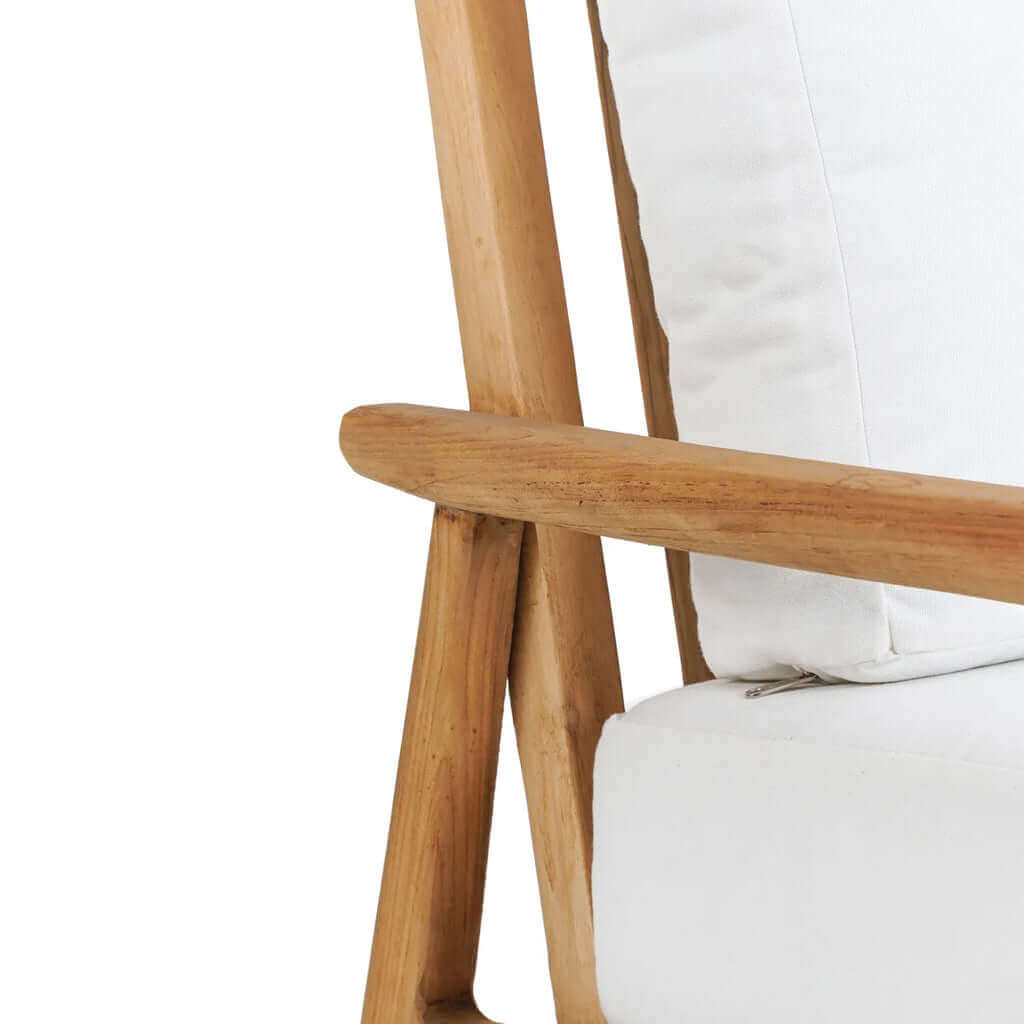 Detail van De Gilimanuk Eenzit - buitenstoel met gerecycled teakhout en zacht kussen, ideale keuze voor ontspanning in de natuur.