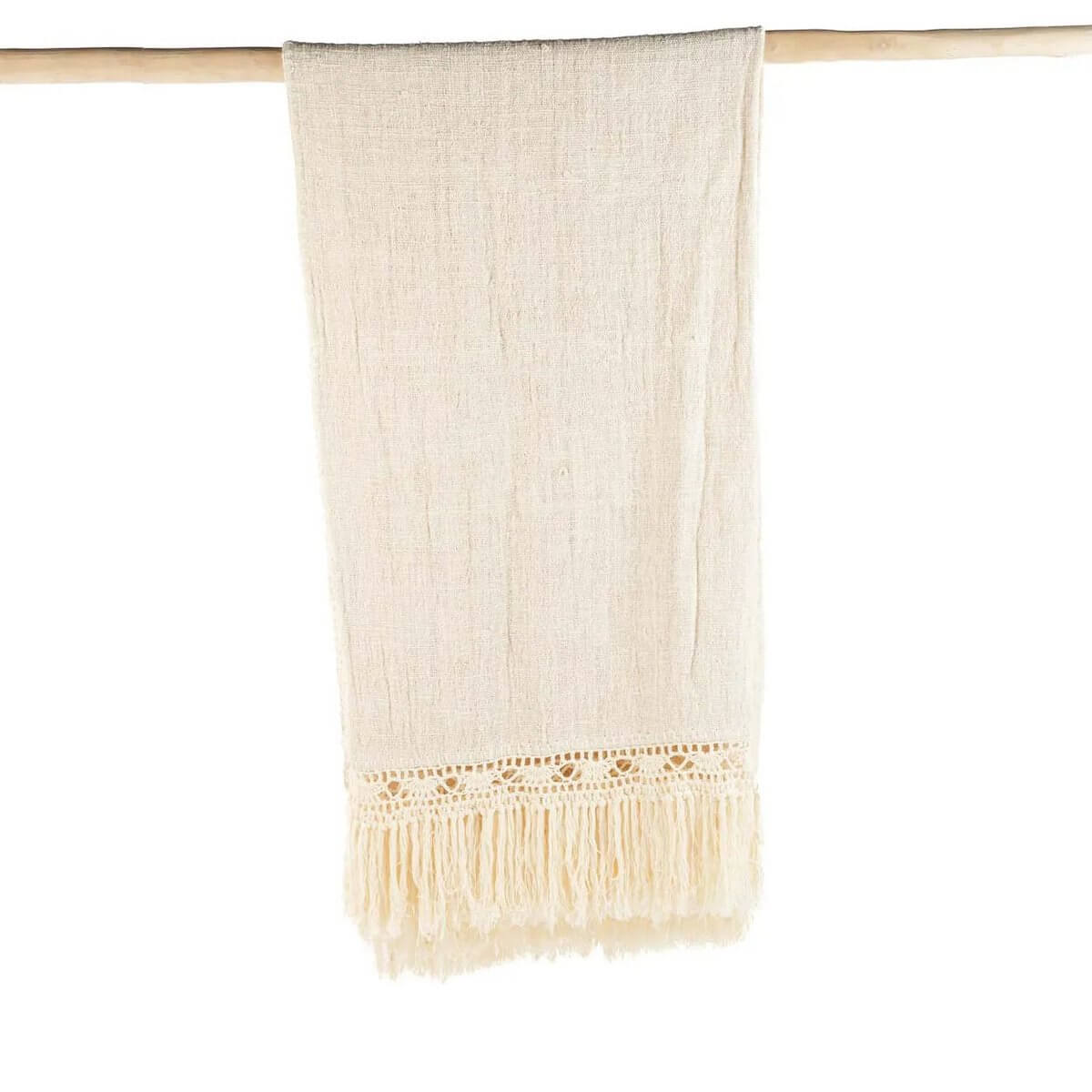 Bohemian Gypsy bedsprei naturel on a wooden rod, showcasing its fringe details and soft texture, perfect for a stylish and cozy home.