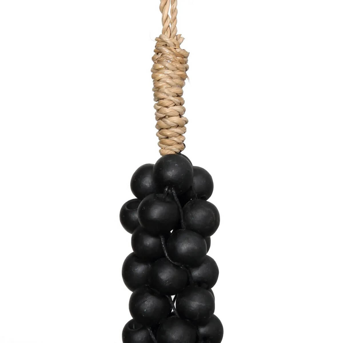 De Houten Kralen met Katoenen Kwastje in zwart, handgemaakt door Balinese ambachtslieden. Perfect voor bohemian interieurdecoratie.