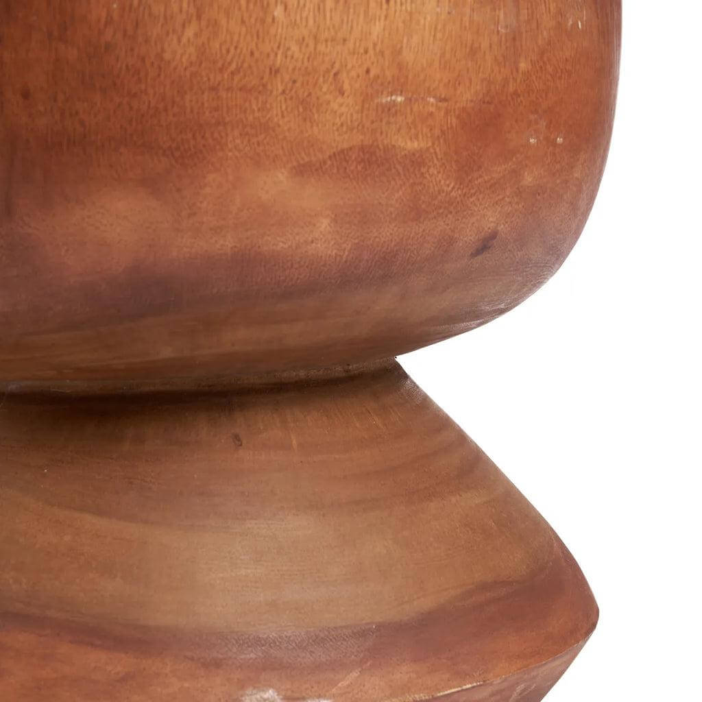 Detail van de handgemaakte De Indra Kruk in naturel suarhout, met trapeziumontwerp. Solide en duurzaam voor elk interieur.