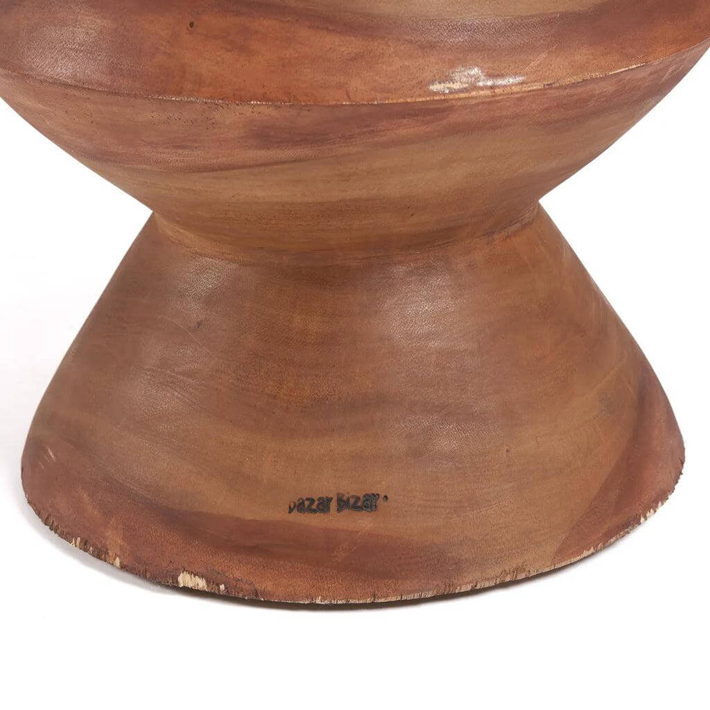 De Indra Kruk van natuurlijk suarhout met trapezium design, duurzaam en solide. Ideaal als kruk of bijzettafel. Naturel kleur.