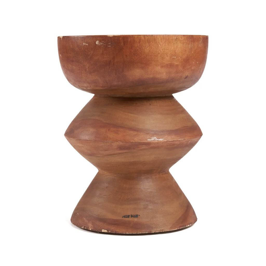 Handgemaakte trapeziumvormige suarhout kruk De Indra in natuurlijke kleur, perfect als bijzettafel, duurzaamheid en stijl gecombineerd.