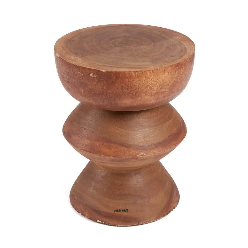 Handgemaakte suarhouten kruk De Indra met trapeziumontwerp, natuurlijk, duurzaam en veelzijdig als bijzettafel. Ideaal voor binnengebruik.