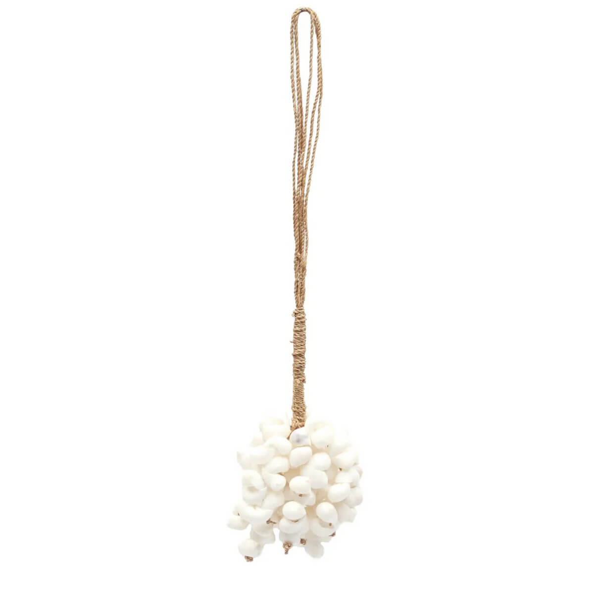 Handmade white shell hanger by Balinese artisans, perfect for adding a bohemian touch to decor. De Kai Kwastje from Bazar Bizar Living.