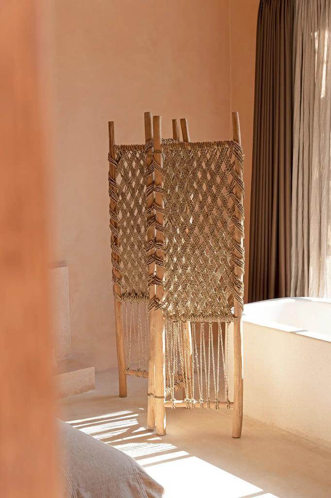 Alt Tag: De Kamerscherm - Naturel in zonnige kamer, geeft een rustieke en gezellige touch aan je interieur.
