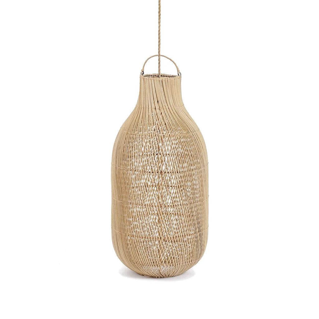 De Kendi Hanglamp Naturel met handgeweven rotan, rustieke charme en moderne esthetiek, hangend aan een plafond. Unieke interieurlamp.