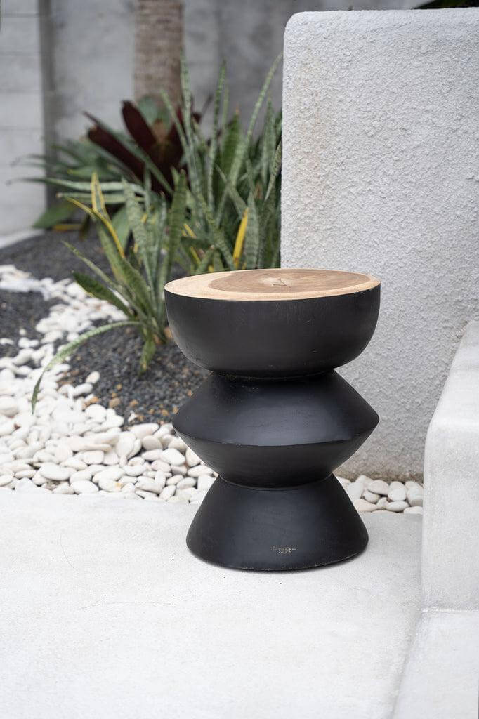 De Kulun Kruk van zwart suarhout, stijlvol bij minimalistische inrichting. Handgemaakt Indonesisch design, geschikt voor woonkamer of slaapkamer.