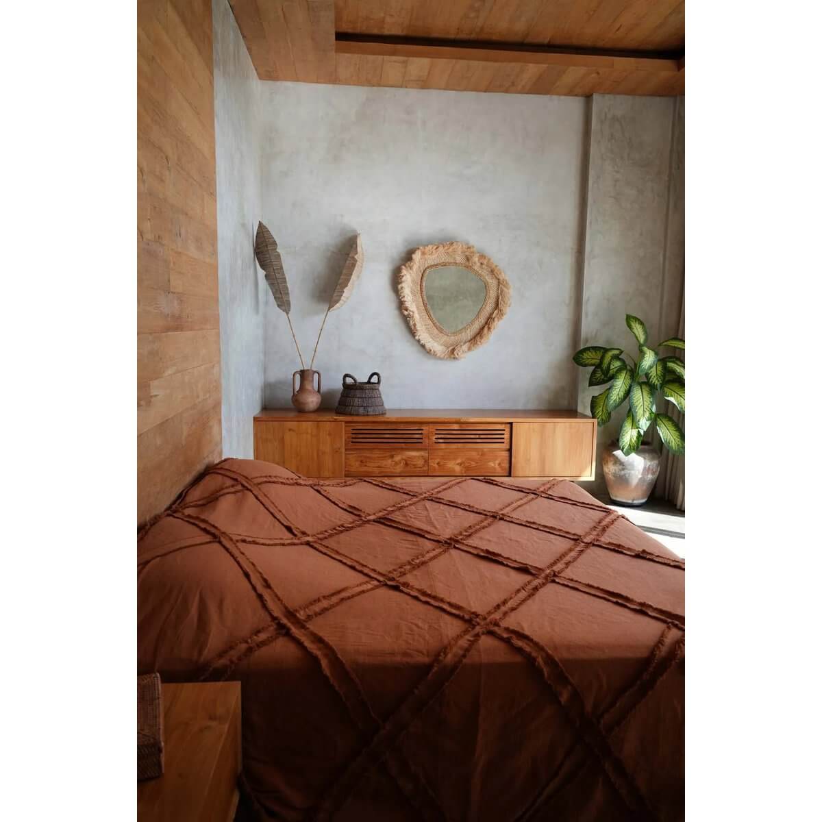 Elegante La Contessa spiegel in een warme slaapkamer met houten meubels, planten en luxe dekbed, straalt verfijnde Italiaanse stijl uit.