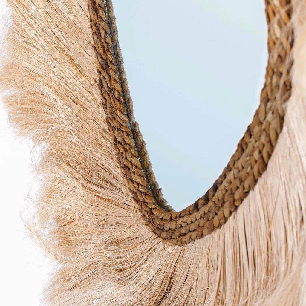 Close-up van de De La Duchessa Spiegel met natuurlijke, geweven rand, stijlvol en elegant voor jouw interieur.
