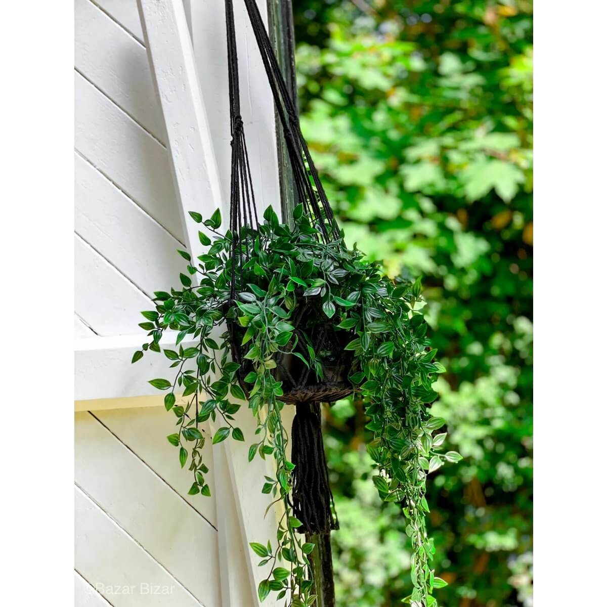 Bohemian macramé plant holder in black with lush greenery, perfect for indoor or covered outdoor spaces. Stylish decor from Bazar Bizar.