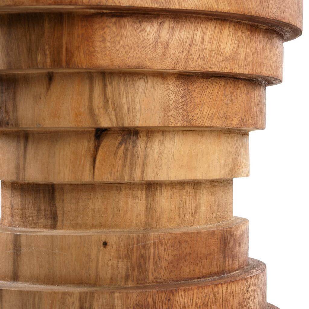 De Mazu Kruk in natuurlijk suarhout met trapsgewijs ringontwerp, perfect als stijlvolle bijzettafel of decoratief meubelstuk.