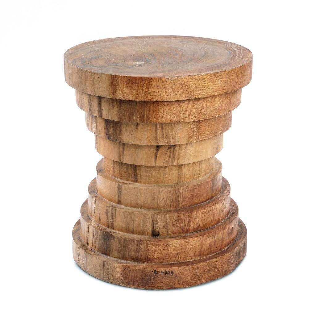 De Mazu kruk van natuurlijk Indonesisch suarhout met trapsgewijs ringontwerp, bruikbaar als bijzettafel. Kleur naturel.