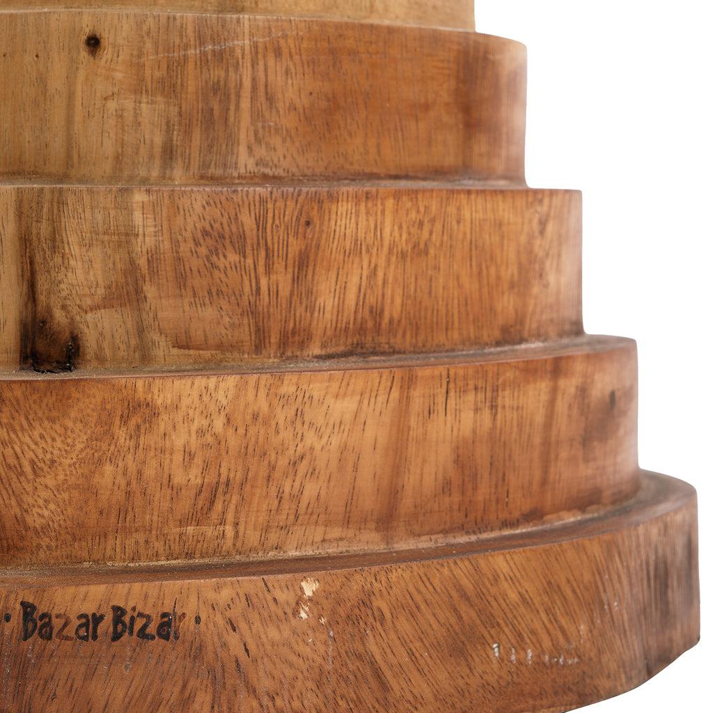 De Mazu Kruk - Naturel Bazar Bizar De Mazu kruk is een kruk van natuurlijk hout met een eigentijds, trapsgewijs ringontwerp. De houten constructie is gemaakt van Indonesisch suarhout en de hoogwaardige afwerking geeft uw huis een bijzondere uitstraling. U