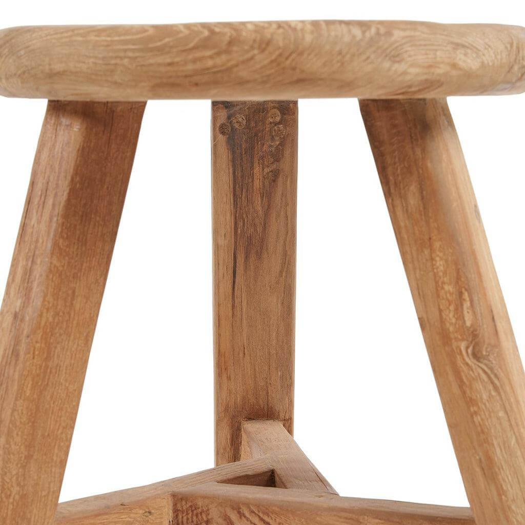 De Noguchi kruk van rustiek teakhout, hoogte 45 cm, veelzijdig als kruk of bijzettafel, met natuurlijke kleur en ronde vormen.