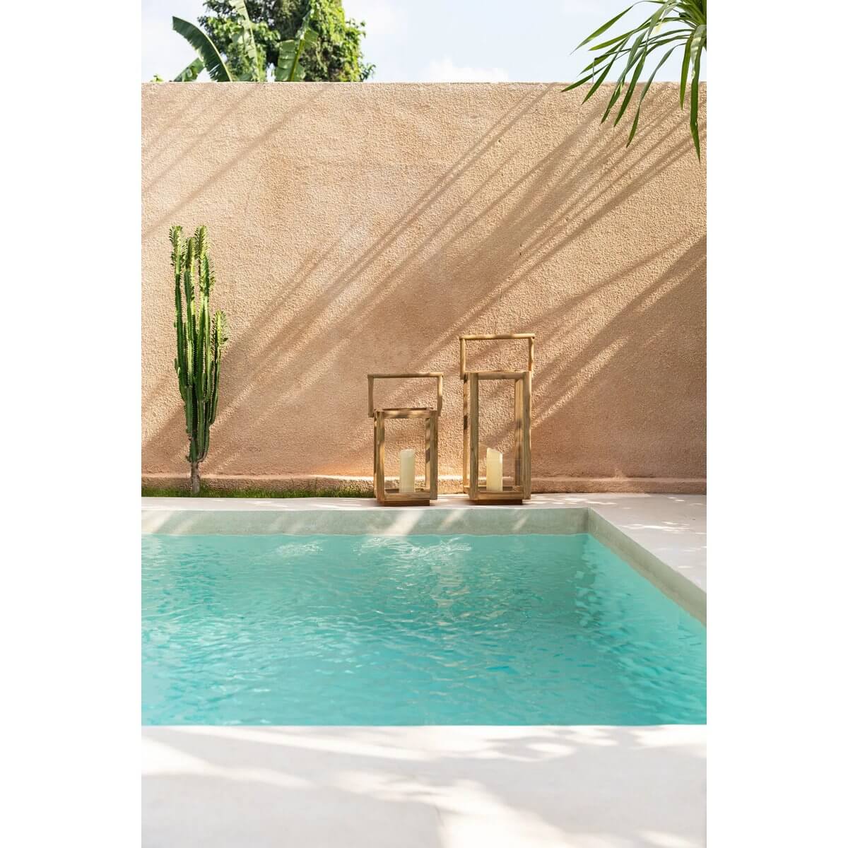 Bohemian Nusa Penida-lantaarn by the pool, adding charming lighting with timeless allure, perfect for indoor and outdoor spaces.