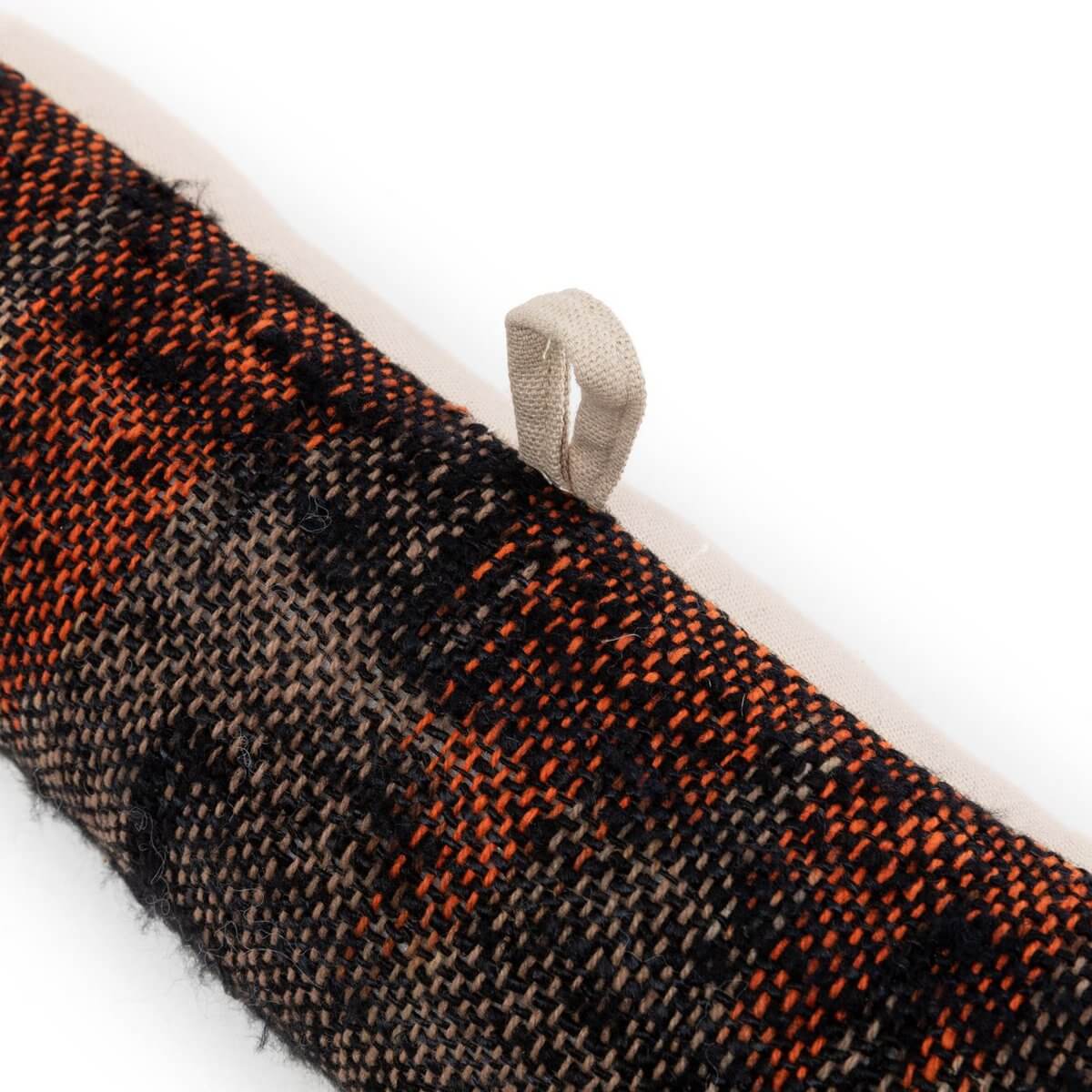 Zwart-oranje deurstopper met zachte katoen en handig lusje om tocht tegen te houden en warmte binnen te houden.