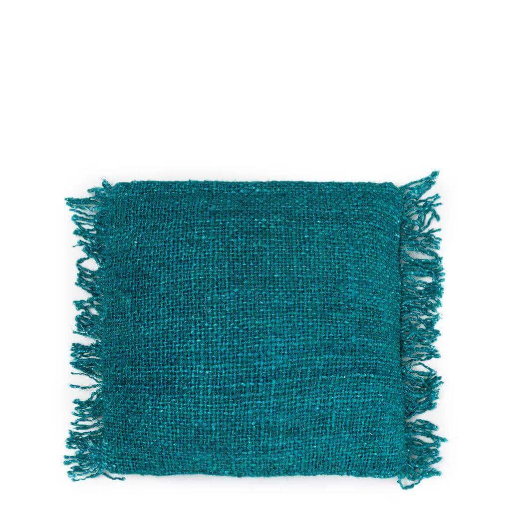 De Oh My Gee Kussenhoes in aqua blauw met franjes, formaat 40x40 cm