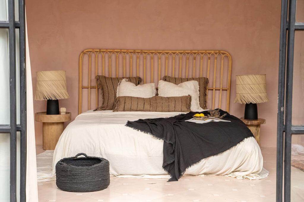 Stijlvol boho interieur met De Oh My Gee kussenhoes in beige zwart, zachte katoen, op een bed met natuurlijke inrichting en textuur.
