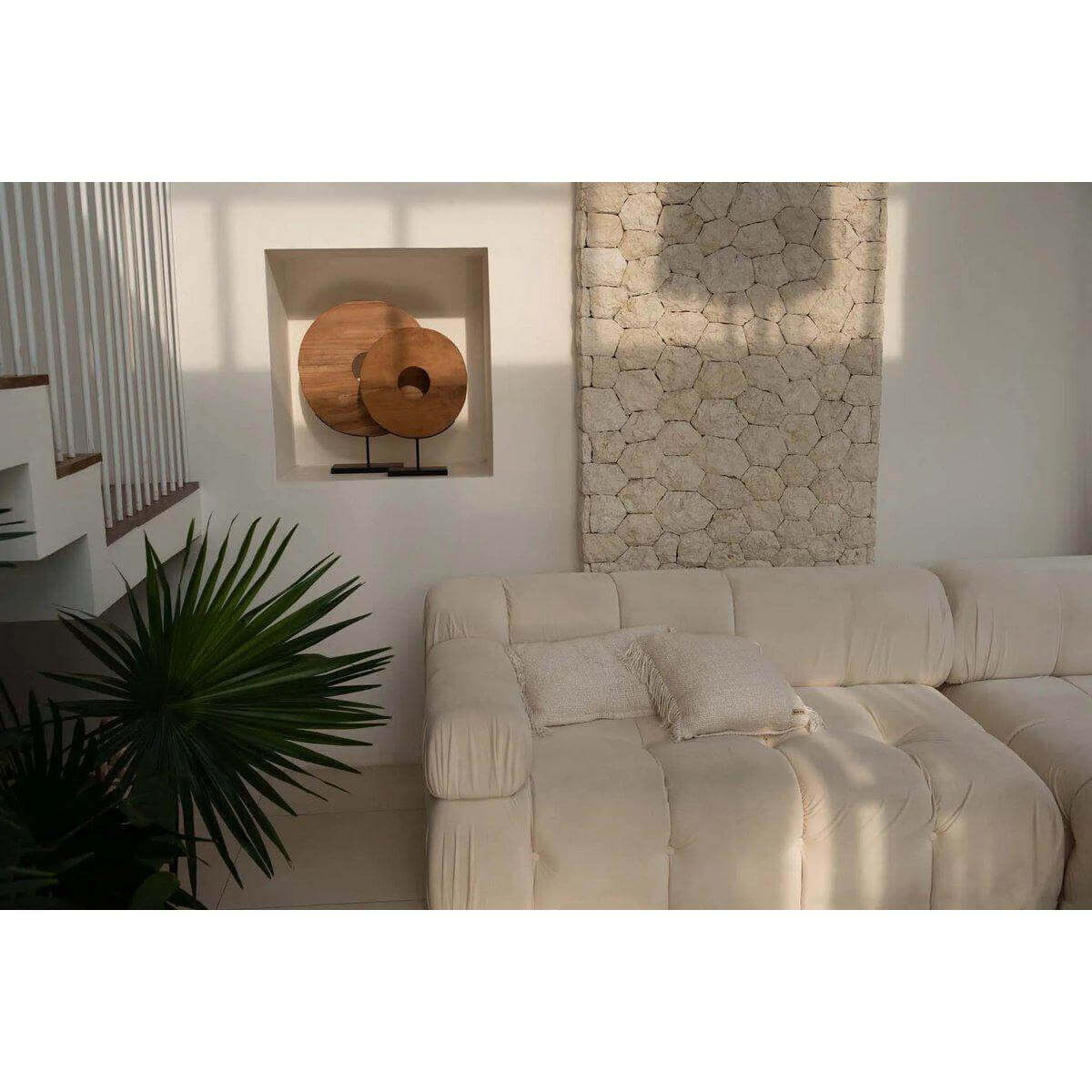 Stijlvolle woonkamer met crèmekleurige kussenhoes op moderne bank, perfect voor boho-sfeer. Veelzijdige inrichting met kamerplant en kunstwerk.