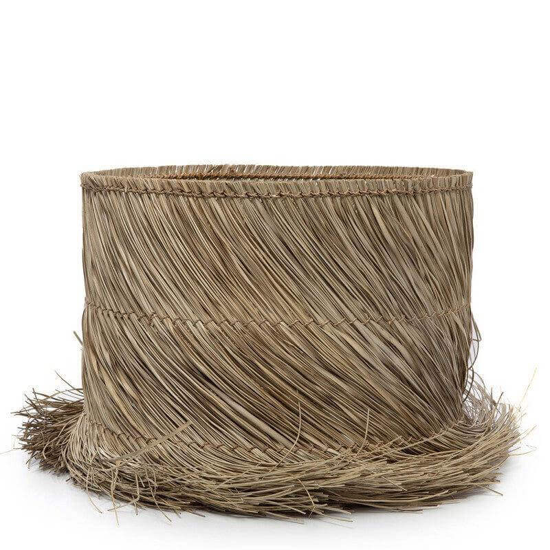 Alt Tag: De Pandan tafellampenkap met sisal franjes in boho stijl van Bazar Bizar Living, creëert sfeer in grijs rotan en hout.