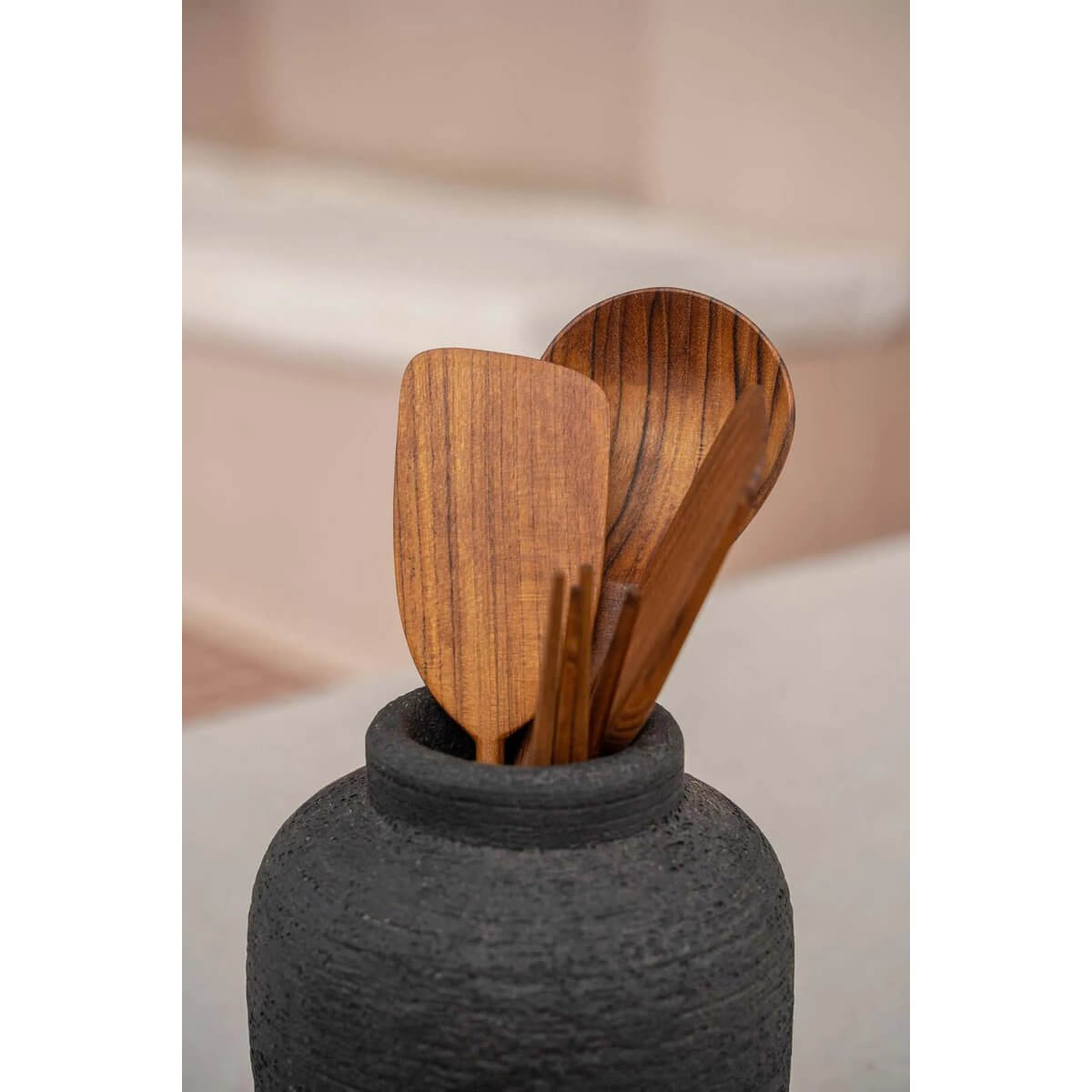 Bohemian-style De Peaky Vaas in black terracotta with wooden utensils for a chic home decor touch.