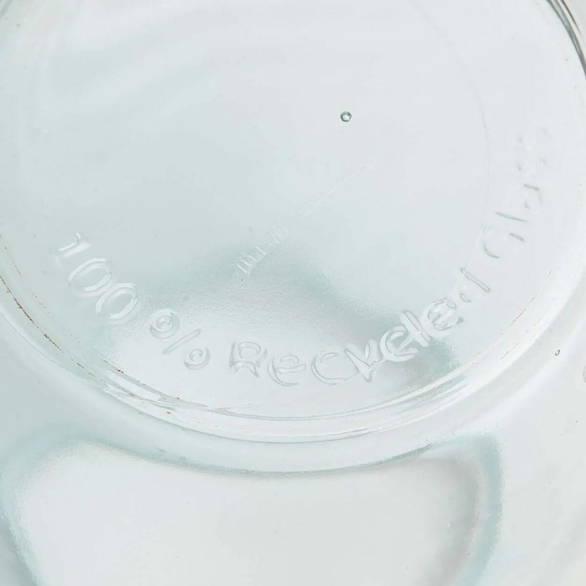 Close-up of De Qiezi Vaas bottom showing '100% Recycled Glass' inscription, emphasizing the vase's eco-friendly materials.