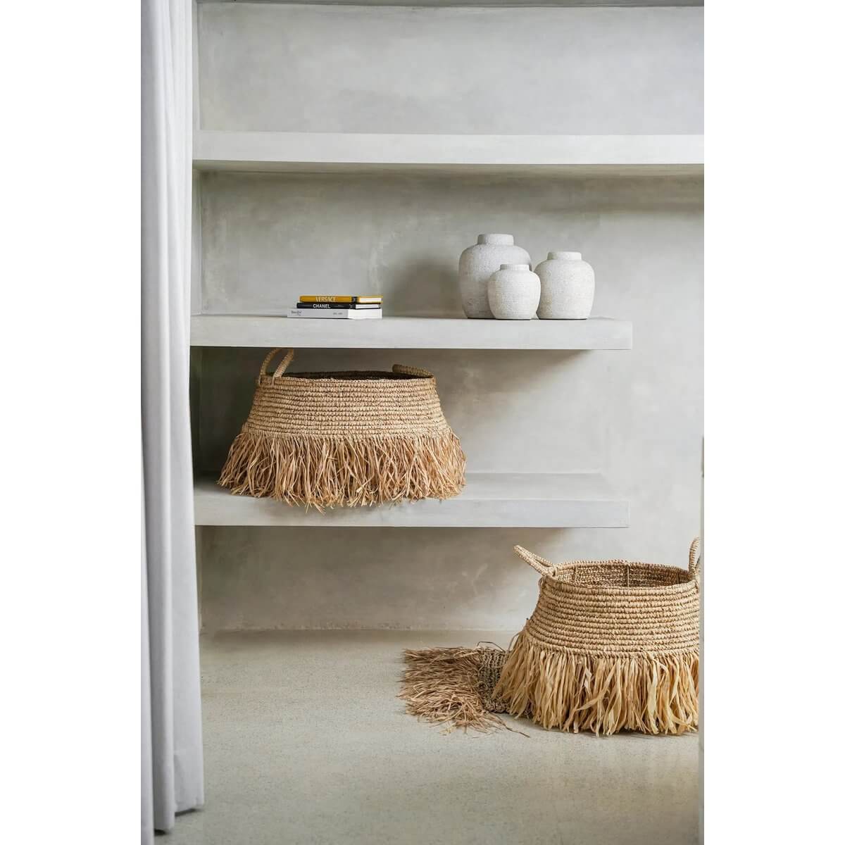De Raffia Deluxe manden met franjes, perfect voor een bohemien stijl interieur. Ideaal voor opbergen van tijdschriften en meer. Stijlvolle decoratie.