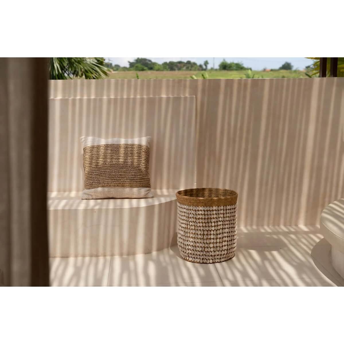 Stijlvolle Raffia Stempel Kussenhoes en Mand in zonlichtgefilterde ruimte, natuurlijke uitstraling met rustieke charme.