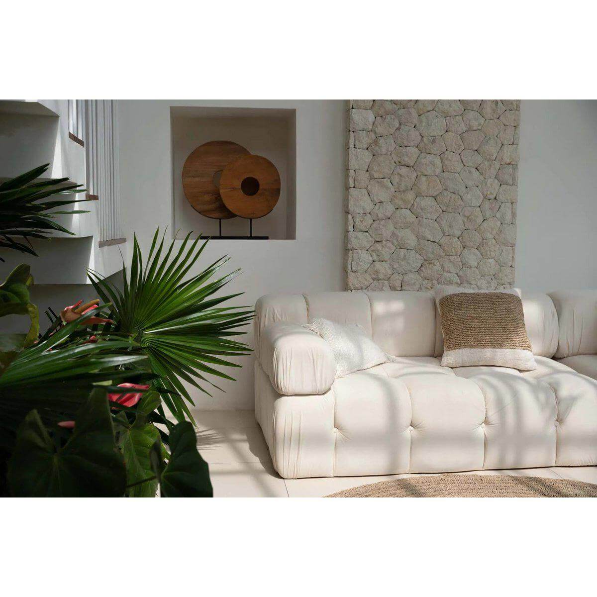 Stijlvolle woonkamer met witte bank en De Raffia Stempel Kussenhoes, rustieke textuur door raffia en katoen, elegante sfeer.