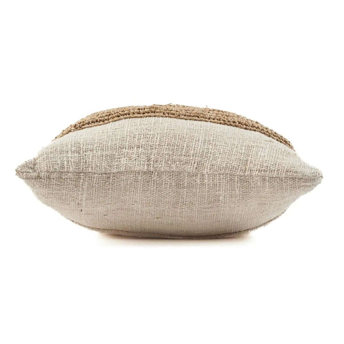 Zijaanzicht van de natuurlijke Raffia Stempel Kussenhoes met rustieke, gestructureerde look, ideaal voor bank of stoel.