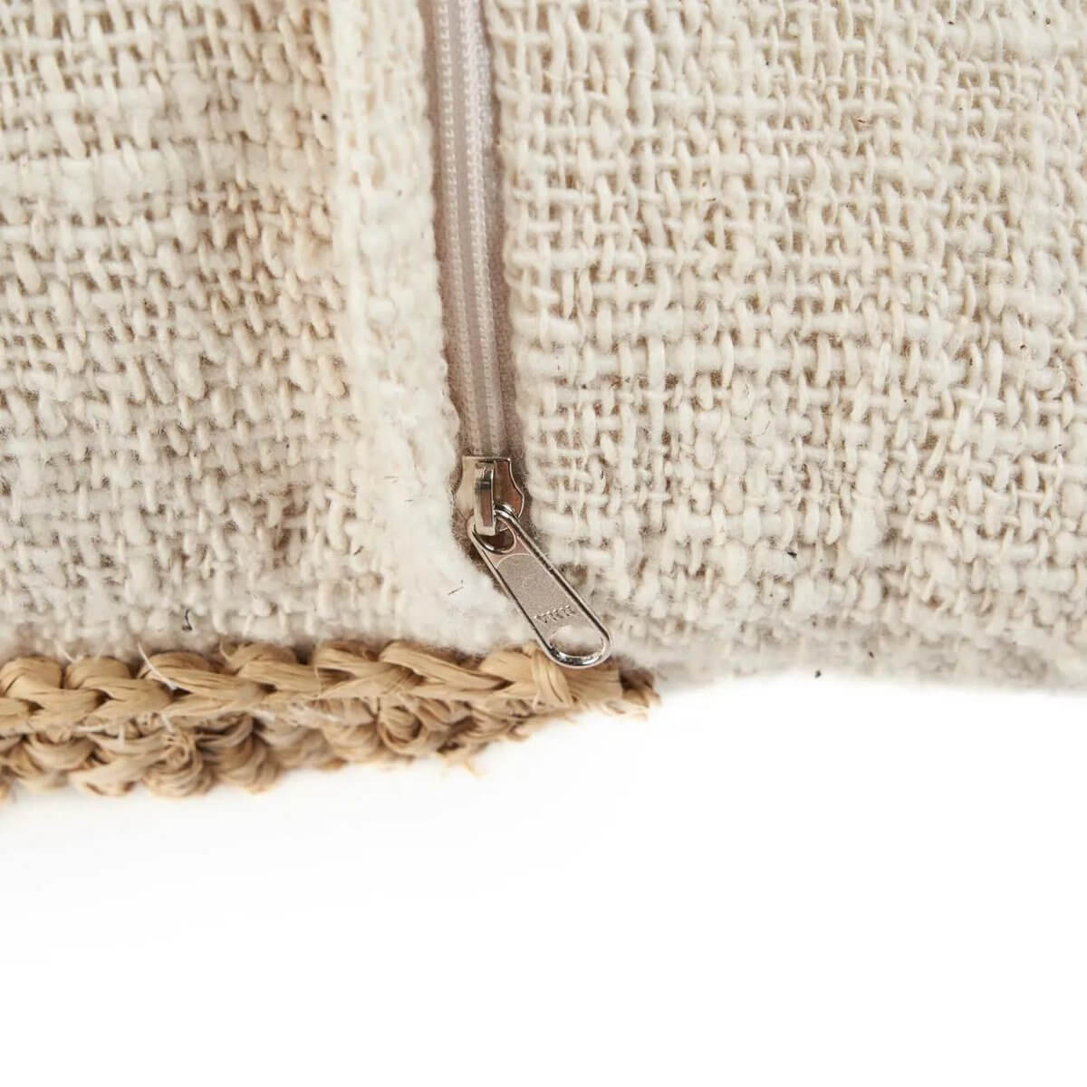 Detail van de Raffia Stempel Kussenhoes met rits en textuur van natuurlijk raffia en katoen materiaal.