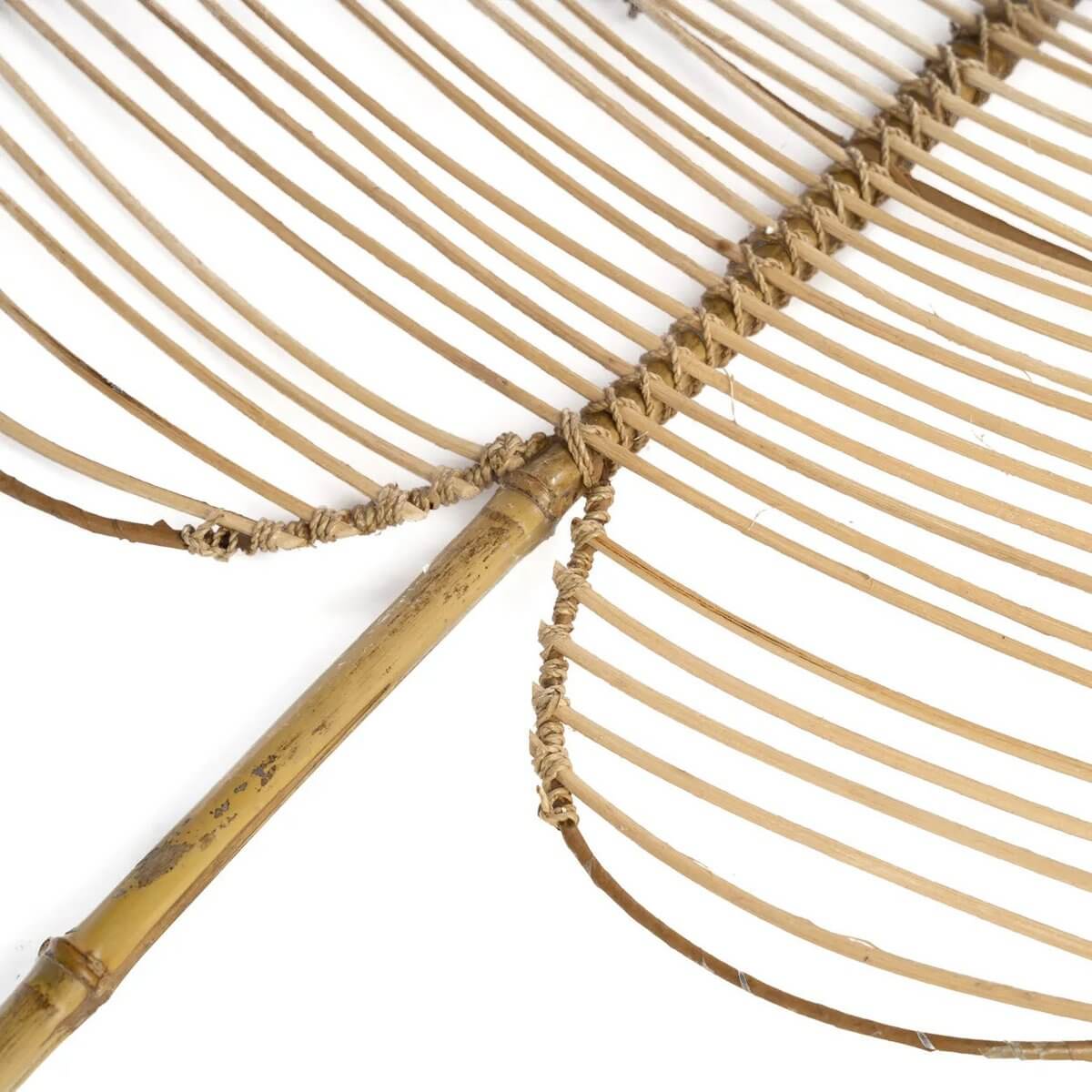 Close-up of the De Rotan Monstera leaf decor piece made of rattan, showcasing bohemian style with natural woven texture.