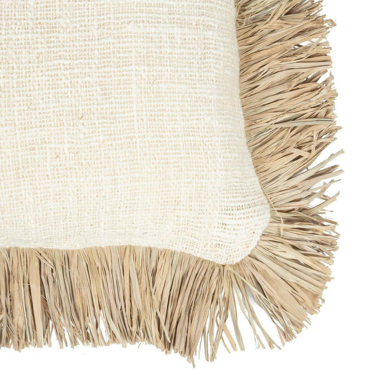 De Saint Tropez kussenhoes met raffia franjes in wit, 40x40 cm, perfecte boho accessoire voor uw interieur.