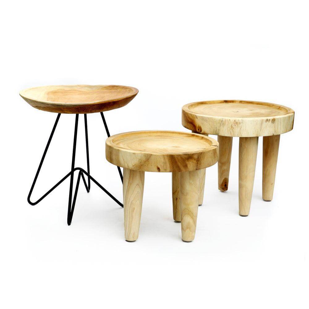 Drie stijlvolle houten bijzettafels in boho stijl, ideaal voor tuin of terras. De perfecte toevoeging aan elke ruimte.