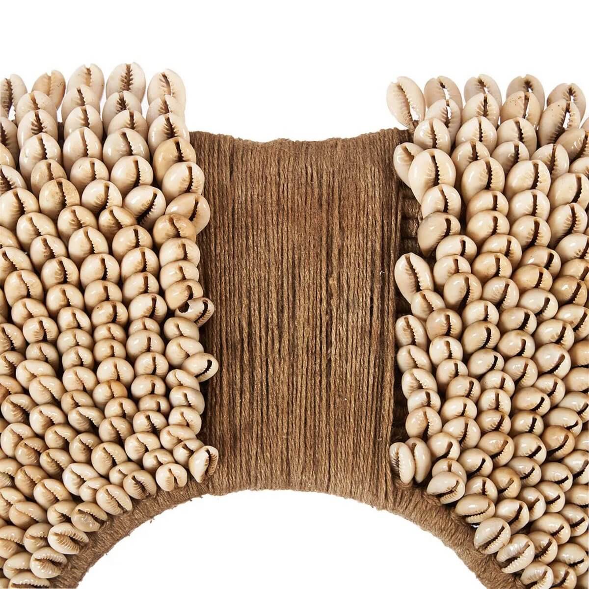 Elegante schelpen kunstwerk op standaard, perfect voor moderne interieurdecoratie.