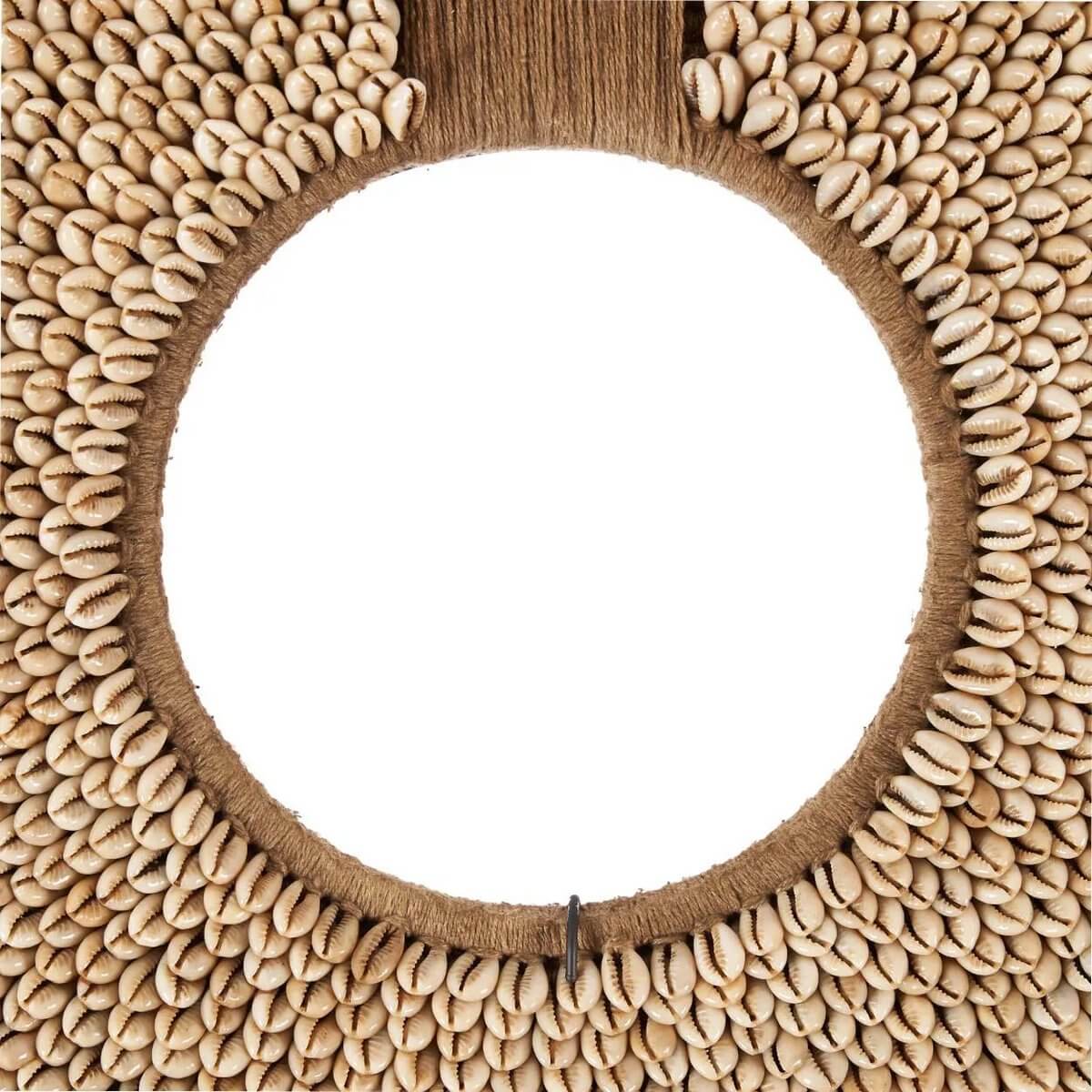 Ovale spiegel bekleed met zeeuwse schulpjes op een natuurlijke standaard, perfect voor een stijlvol interieur.