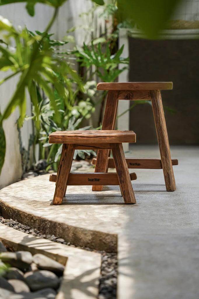 Natuurlijke Shoji krukken van gerecycleerd teakhout, rustiek design, aangeboden in drie maten. Perfect voor moderne interieurs.