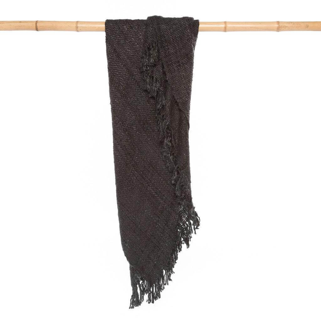 Luxe handgeweven katoenen plaid met franjes in marinezwart met zijde-look structuur voor gezellige warme sfeer in huis.