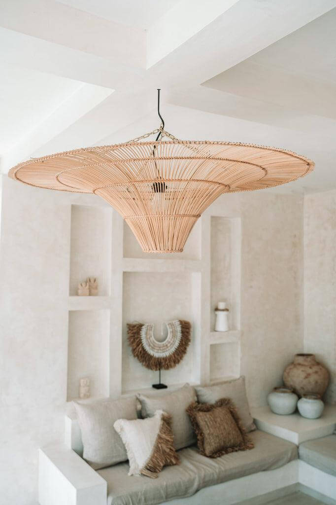 De Sky Hanglamp XXL in natuurlijk rotan, stijlvolle plafondlamp in lichte huiskamer, moderne boho-inrichting accent.