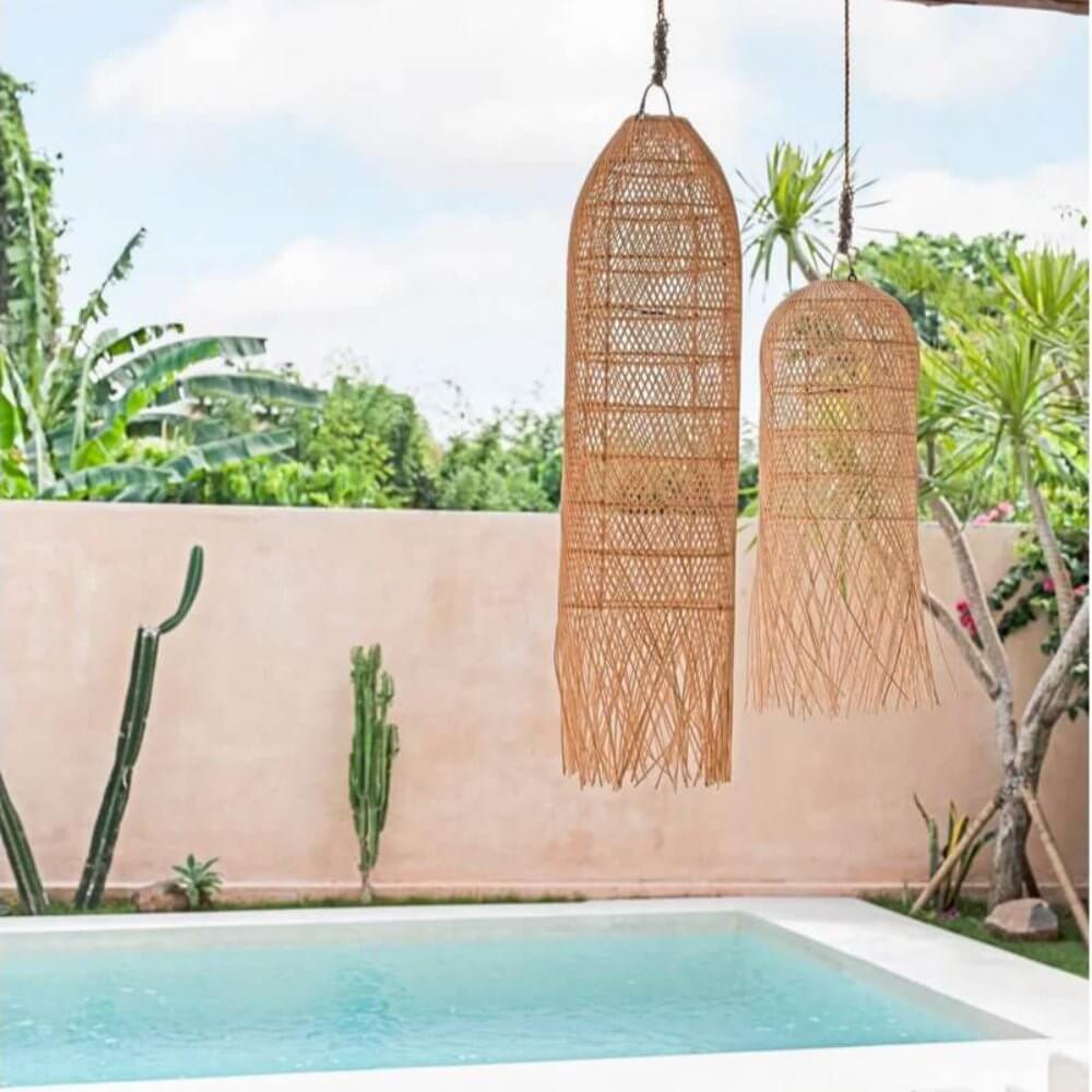 Rotan hanglamp De Squid Naturel L, bohemian stijl, ideaal voor sfeervolle interieurdecoratie, boven zwembad gehangen.