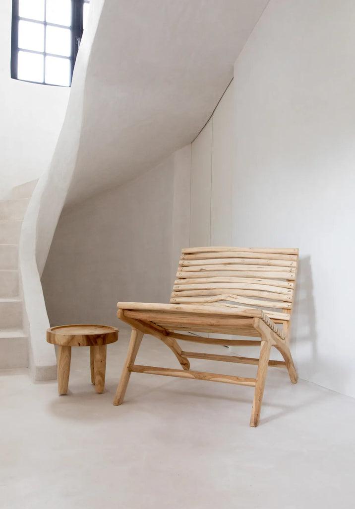 Houten De Suar Bijzettafel en stoel in een moderne ruimte, perfect voor boho en natuurlijke interieurstijlen.