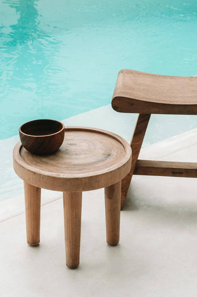 Houten De Suar bijzettafel naast zwembad met rustieke kom, ideale boho-stijl voor tuin of terras