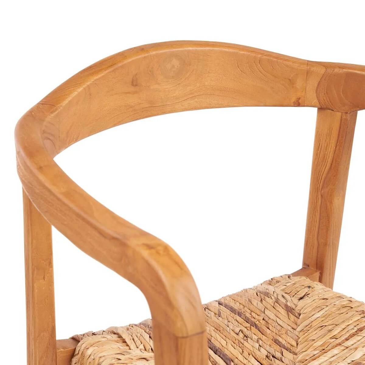 Houten rugleuning van de De Suma Eetkamerstoel, een stapelbare en elegante stoel voor gezellig en stijlvol dineren met comfort.